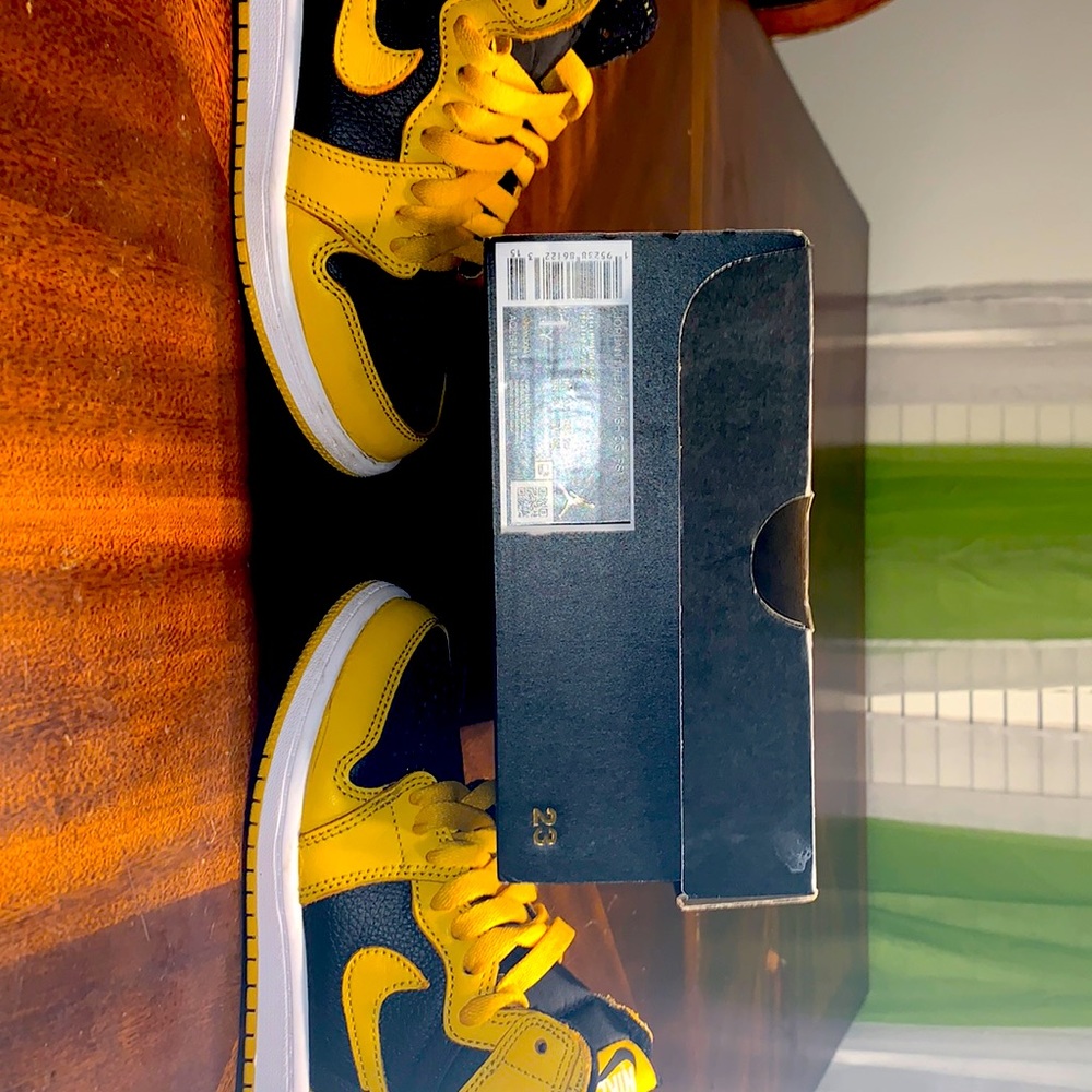 JORDAN 1 RETRO HIGH OG (PS). Pollen/White-Black. Size 1 Youth
